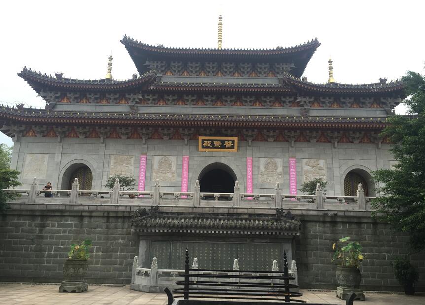 Periodistas extranjeros visitan el Templo Dafo de Emeishan