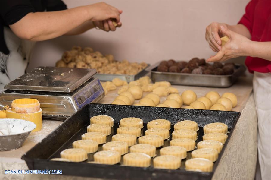 Reposteros elaboran tartas de luna en un restaurante chino, en El Cairo, Egipto, el 14 de septiembre de 2016. La tarta de luna es un producto de pastelería tradicional chino consumido durante el Festival de Medio Otoño, que cae el día 15 del noveno mes del calendario lunar. (Xinhua/Meng Tao)