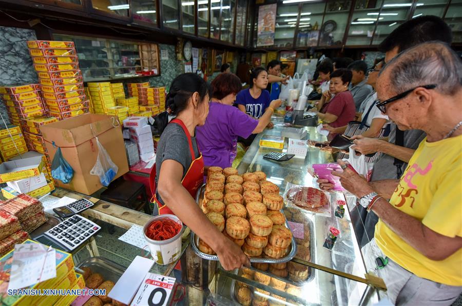  Clientes compran tartas de luna previo al Festival de Medio Otoño en una pastelería en el barrio chino de Bangkok, Tailandia, el 14 de septiembre de 2016. En Tailandia, donde muchos ciudadanos son de origen chino, las personas a menudo adoran a la luna y otras deidades mientras comen tartas de luna junto a los miembros de su familia para celebrar el festival. El Festival de Medio Otoño cae el 15 de septiembre este año. (Xinhua/Li Mangmang)