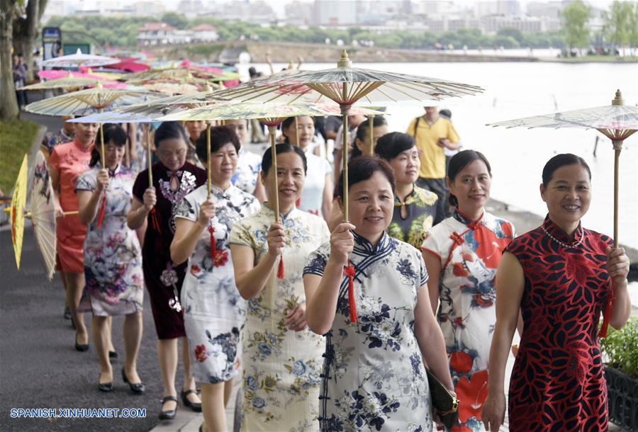 Hangzhou: Mujeres presentan el Qipao en una exhibición de vestidos por parte del Lago Oeste