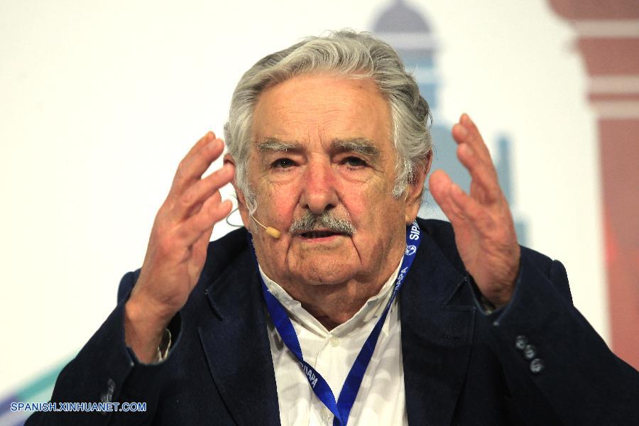 Expresidente Mujica dice que política debe ser "un elemento de la sociedad para ser felices"
