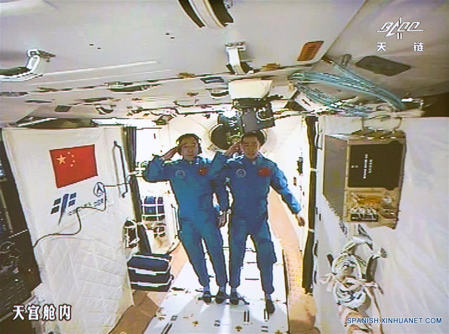 Taikonautas de Shenzhou-11 entran a laboratorio espacial