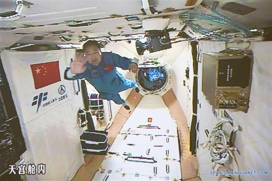 Taikonautas de Shenzhou-11 entran a laboratorio espacial