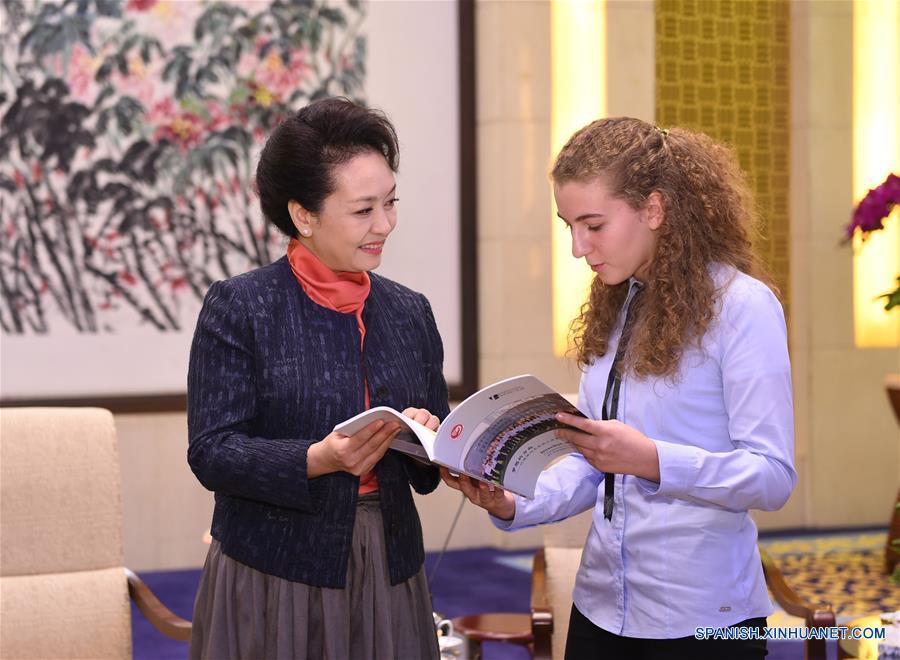 Esposa de presidente chino se reúne con estudiantes y maestros alemanes 3