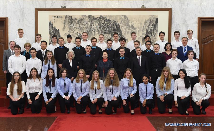 Esposa de presidente chino se reúne con estudiantes y maestros alemanes 2