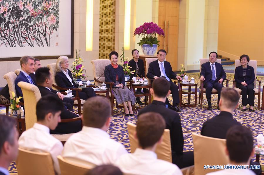 Esposa de presidente chino se reúne con estudiantes y maestros alemanes