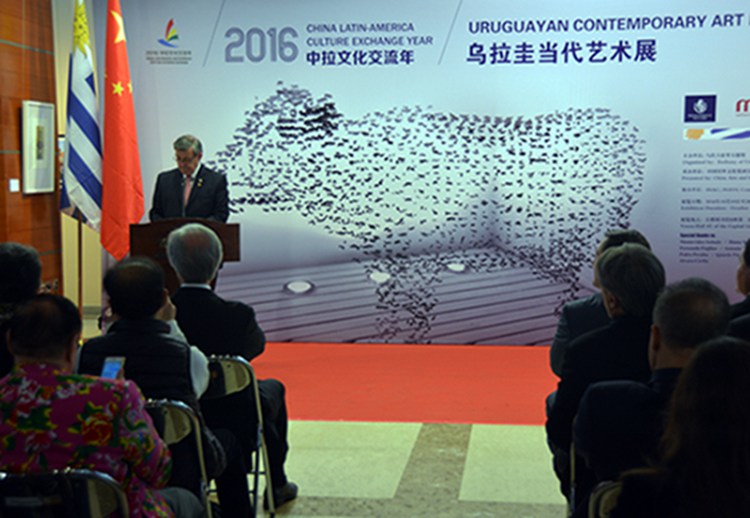 Presidente Tabaré Vázquez inaugura en Beijing exposición de arte contemporáneo 