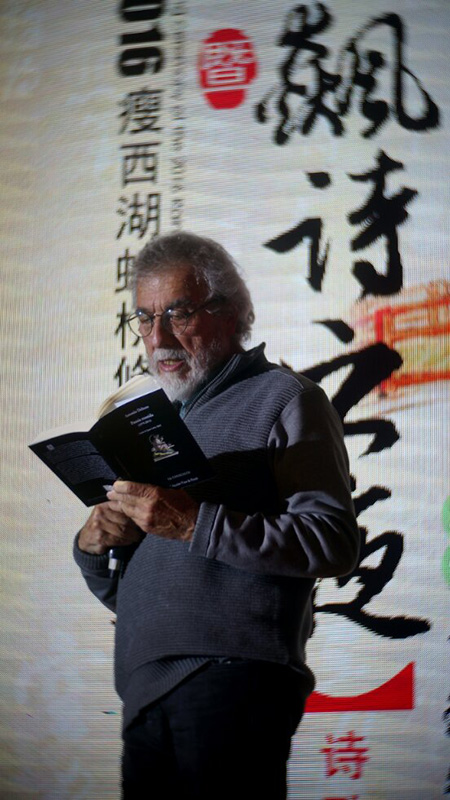 El poeta mexicano Antonio del Toro durante una lectura en el Encuentro Internacional de Poetas al Puente del Arcoiris del Esbelto Lago del Oeste de Yangzhou. (Foto: YAC)