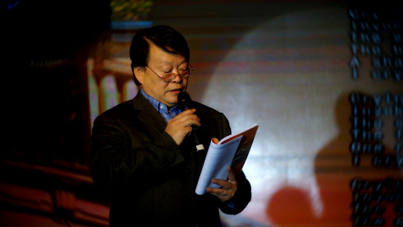 El poeta chino Tang Xiaodu durante una lectura en el Encuentro Internacional de Poetas al Puente del Arcoiris del Esbelto Lago del Oeste de Yangzhou. (Foto: YAC)