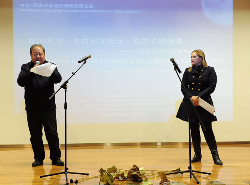 El poeta chino Jidi Majia y la poetisa colombiana Andrea Cota Botero leen poemas en el Instituto de Literatura Lu Xun. (Foto: YAC)