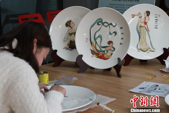 La Universidad Lanzhou Jiaotong establece cursos de artesanía en Gansu