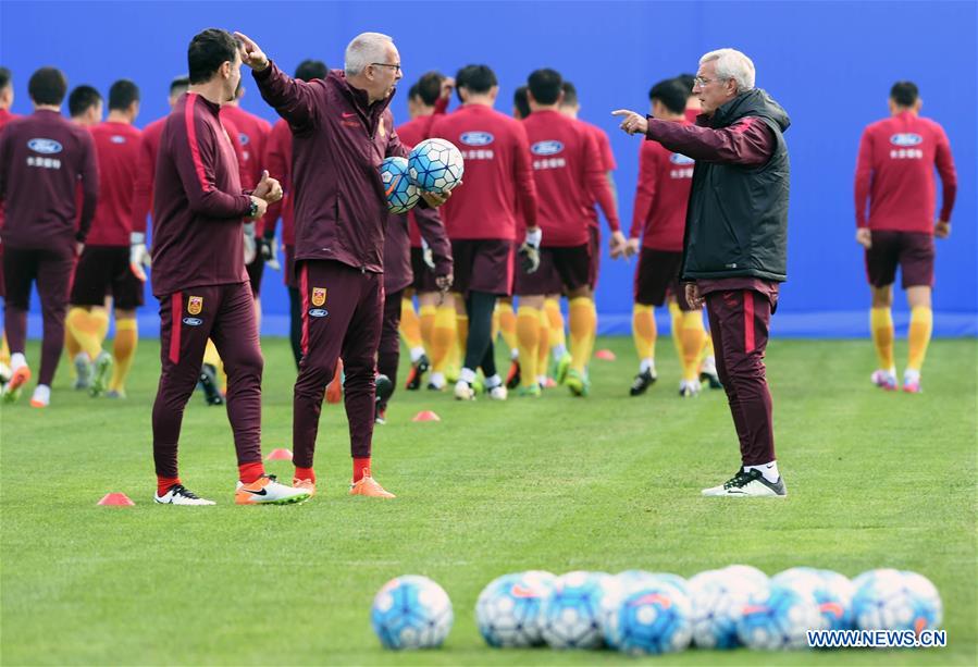 Lippi comienza los entrenamientos con la selección nacional de fútbol de China en Kunming