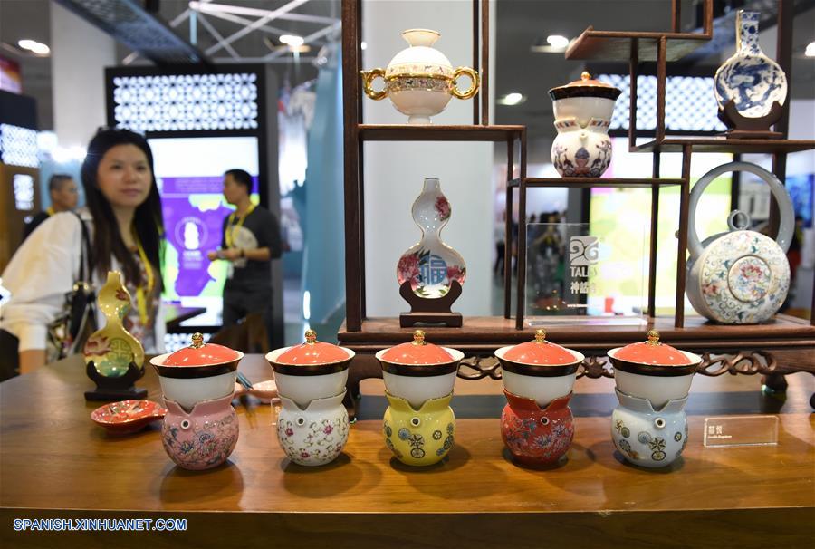XIAMEN, noviembre 4, 2016 (Xinhua) -- Personas visitan la 9 Feria de Industrias Culturales A Través del Estrecho de Xiamen, llevada a cabo en Xiamen, provincia de Fujian, en el sureste de China, el 4 de noviembre de 2016. (Xinhua/Lin Shanchuan)