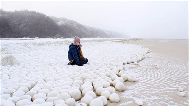 Amanece una playa llena de misteriosas esferas de hielo en Siberia