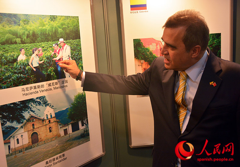Sr. Oscar Rueda, embajador de Colombia en China, comenta algunas de las imágenes de la sección dedicada a Colombia en la exposición fotográfica de la Alianza del Pacífico. (Foto: YAC)