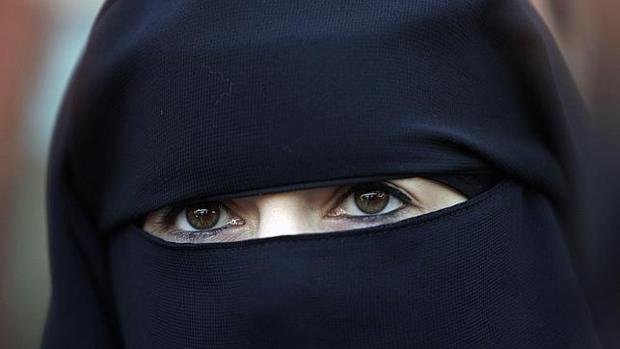 Multa de 30.000 euros a una mujer en Italia por entrar con un niqab al ayuntamiento