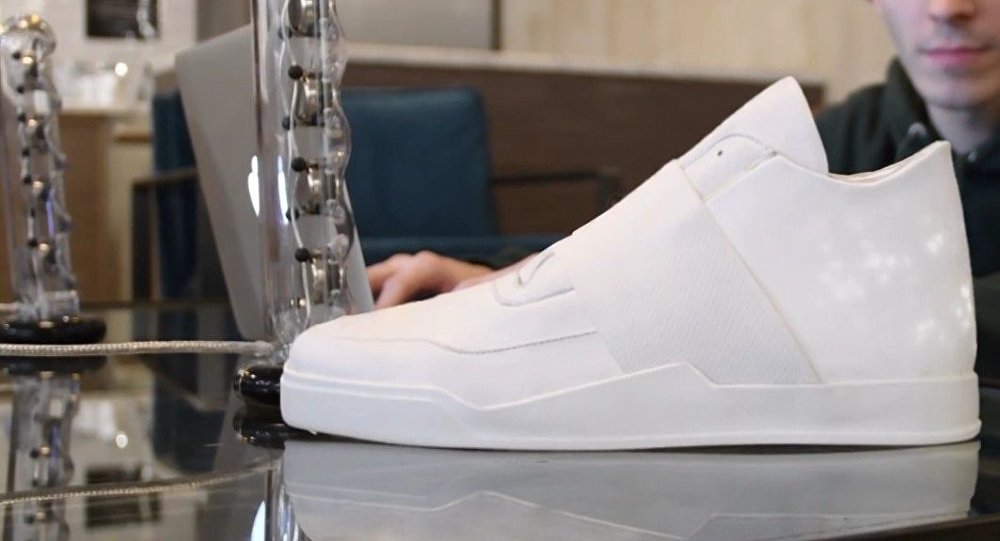 Diseñan zapatos deportivos con pantalla incorporada