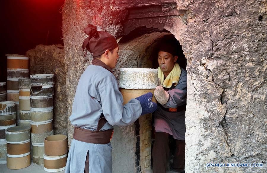Miembros del personal sacan un recipiente durante una ceremonia de retiro de porcelanas del horno, en el municipio de Shenhou de la ciudad de Yuzhou, provincia de Henan, en el centro de China, el 19 de noviembre de 2016. La porcelana Jun es famosa por su asobroso cambio de color durante el proceso de fundido en hornos. Shenhou, una localidad antigua ubicada en la zona montañosa de Henan, tiene una larga historia de elaboración de porcelana Jun. (Xinhua/Li An)