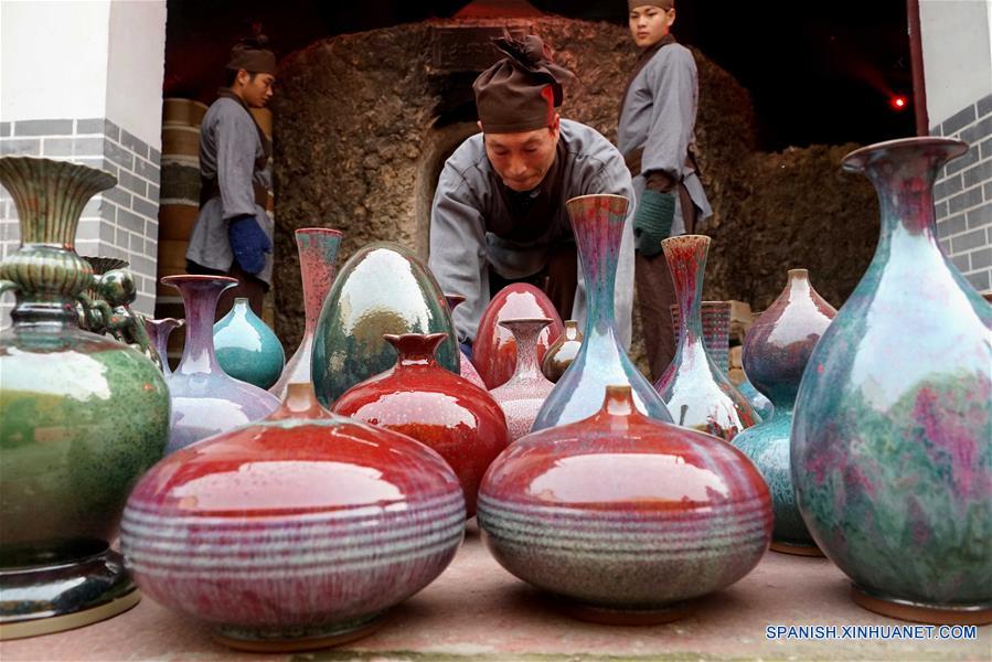 Miembros del personal colocan en el suelo las porcelanas recién producidas durante una ceremonia de retiro de porcelanas del horno, en el municipio de Shenhou de la ciudad de Yuzhou, provincia de Henan, en el centro de China, el 19 de noviembre de 2016. La porcelana Jun es famosa por su asobroso cambio de color durante el proceso de fundido en hornos. Shenhou, una localidad antigua ubicada en la zona montañosa de Henan, tiene una larga historia de elaboración de porcelana Jun. (Xinhua/Li An)