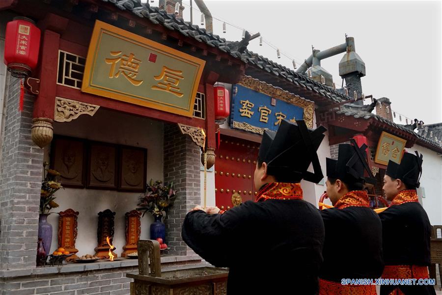 Tasadores asisten a un ritual durante una ceremonia de retiro de porcelanas del horno, en el municipio de Shenhou de la ciudad de Yuzhou, provincia de Henan, en el centro de China, el 19 de noviembre de 2016. La porcelana Jun es famosa por su asobroso cambio de color durante el proceso de fundido en hornos. Shenhou, una localidad antigua ubicada en la zona montañosa de Henan, tiene una larga historia de elaboración de porcelana Jun. (Xinhua/Li An)