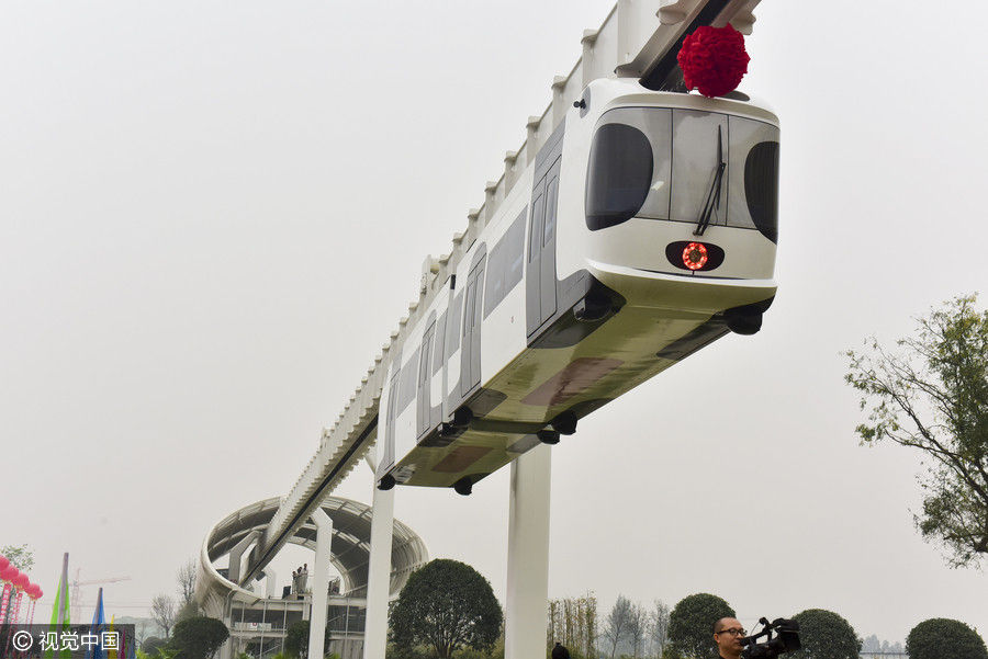 Primer tren chino suspendido impulsado por baterías se prueba en Sichuan