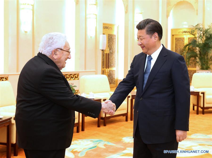 Xi Jinping se reúne con Henry Kissinger