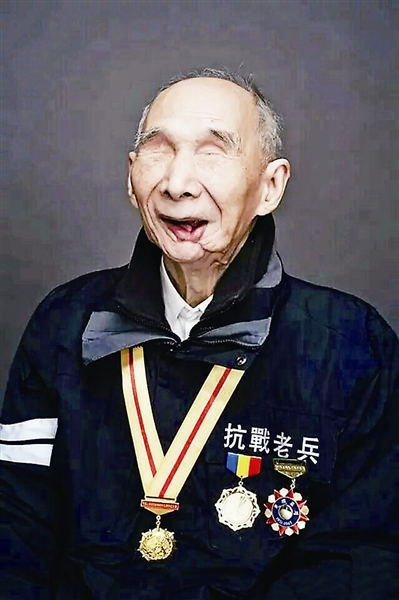 Publicación de Weibo hace realidad el sueño de un veterano ciego de la II Guerra Mundial