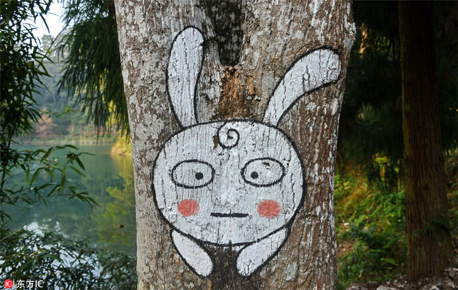 Un conejo pintado en un árbol en el condado de Shangyou, provincia de Jiangxi. [Foto / VCG]