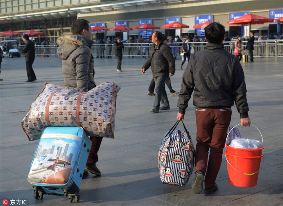 Los trabajadores migrantes se embarcan en su viaje de regreso a casa en la estación de tren de Shanghai, el 15 de diciembre de 2016. [Foto / IC]