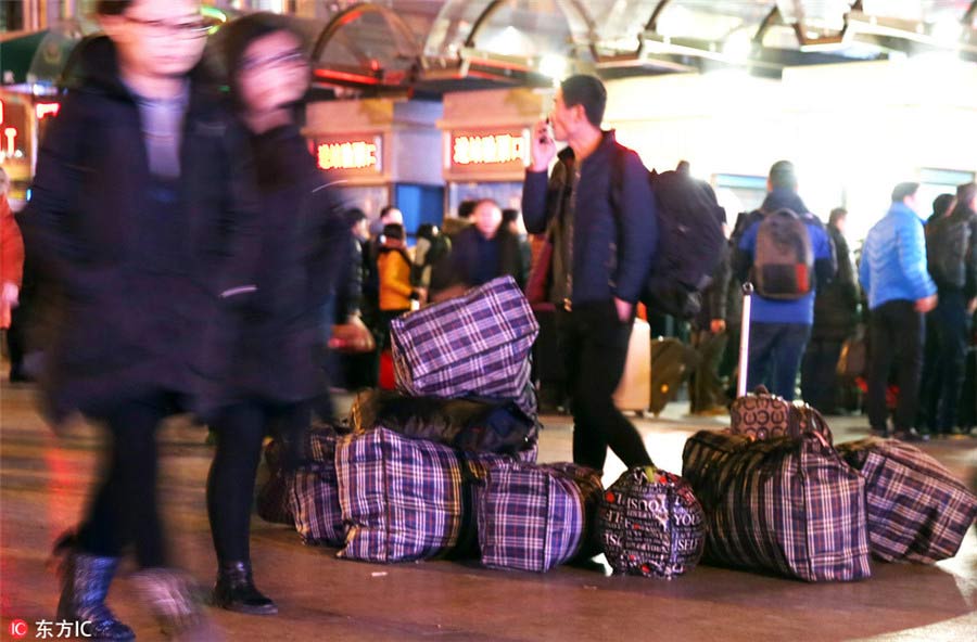 Trabajadores migrantes esperan en la estación de ferrocarril de Beijing el 15 de diciembre de 2016. El Festival de Primavera se celebra esta vez el 28 de enero de 2017. El éxodo masivo de viajeros durante el festival dura 40 días, desde el 13 de enero hasta el 21 de febrero de 2017. [ IC]