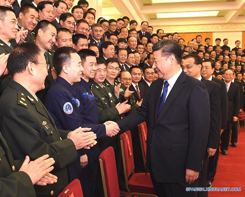Xi se reúne con astronautas de Shenzhou-11 y subraya innovación científica