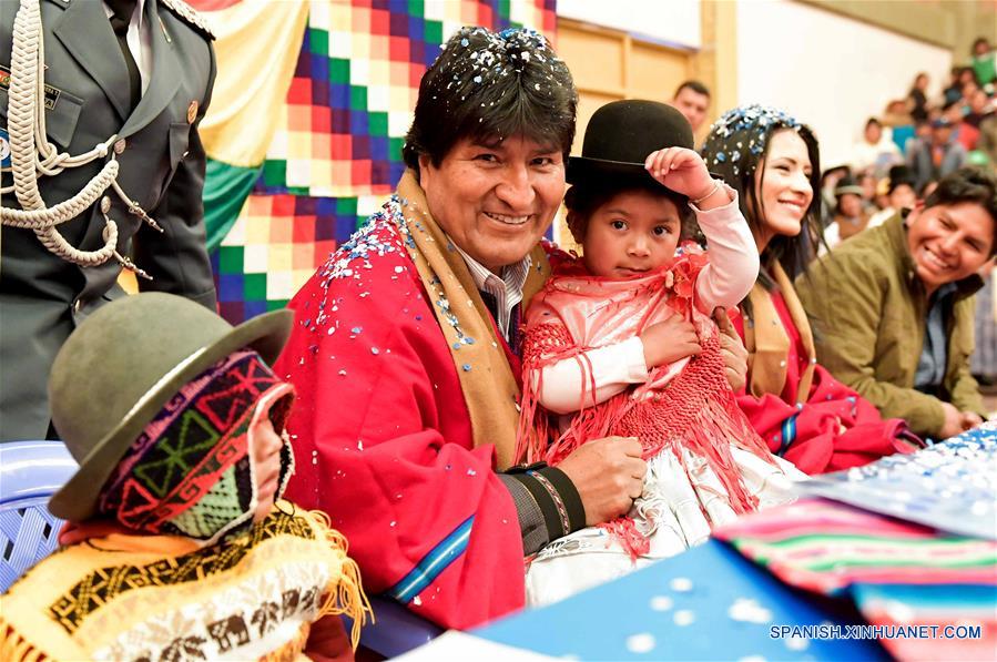 Morales entrea juguetes, panetones y chocolates a niños