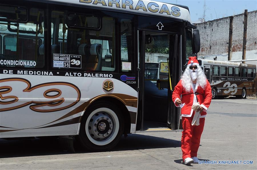 Un chofer vestido como Santa Claus para festejar la Navidad en Buenos Aires 2