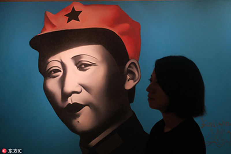 Una mujer pasa frente a un retrato de Mao Zedong, ubicado en una sala de exposiciones de la subasta Poli en Hong Kong. [Foto: IC]