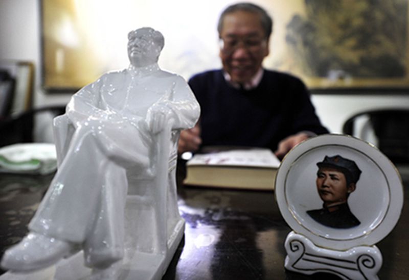 Un coleccionista en Changsha, provincia de Hunan, muestra a los visitantes algunos artículos de porcelana fabricados especialmente para Mao Zedong. Luo ha logrado reunir más de 200 piezas que se produjeron desde 1979. [Foto: IC]