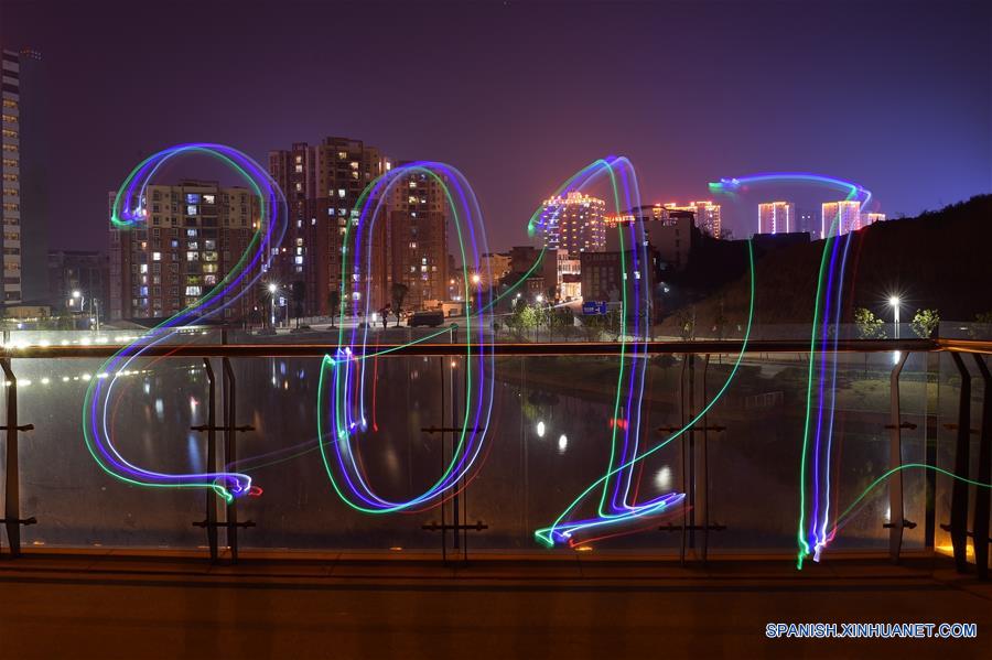  Imagen del 30 de diciembre de 2016 de una vista de la figura del "2017" iluminada para saludar el próximo Año Nuevo, en el condado de Yuqing, provincia de Guizhou, en el suroeste de China. (Xinhua/He Chunyu)