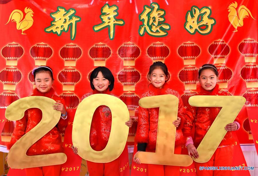  Imagen del 29 de diciembre de 2016 de alumnas posando para saludar el próximo Año Nuevo, en el condado de Yiyuan, provincia de Shandong, en el este de China. (Xinhua/Zhao Dongshan)