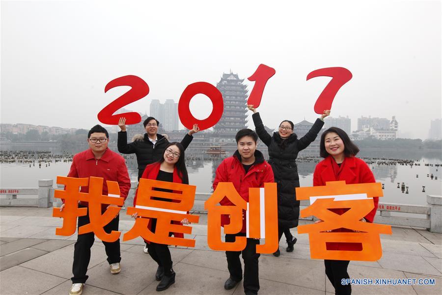 Personas posan para saludar el próximo Año Nuevo, en la ciudad de Meishan, provincia de Sichuan, en el suroeste de China, el 31 de diciembre de 2016. (Xinhua/Yao Yongliang)