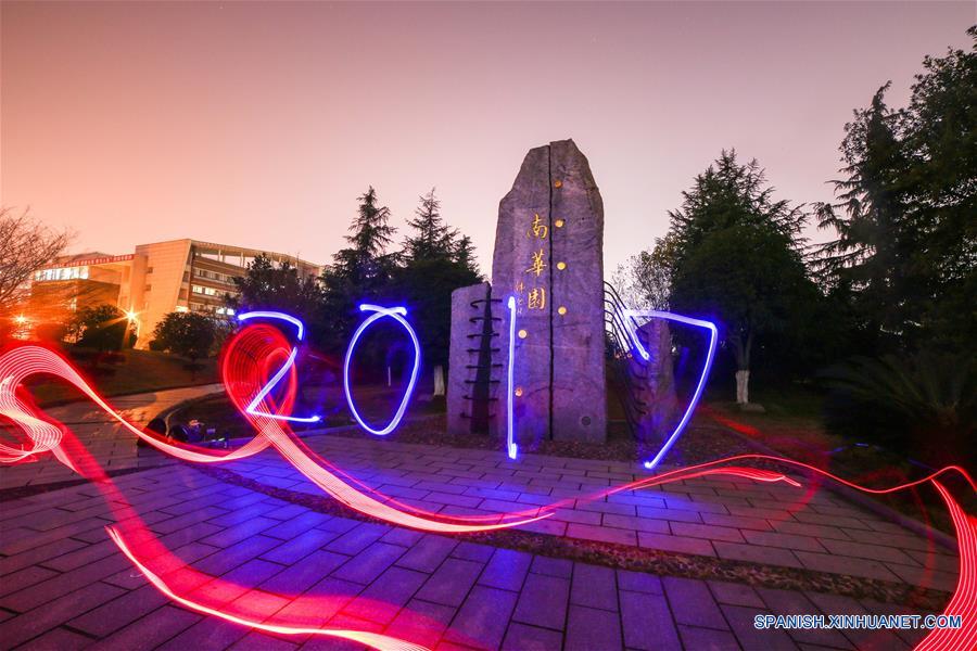 Imagen del 30 de diciembre de 2016 de una vista del signo del 2017 iluminado para saludar el próximo Año Nuevo, en la Universidad del Sur de China, en la ciudad de Hengyang, provincia de Hunan, en el centro de China. (Xinhua/Chen Tao)