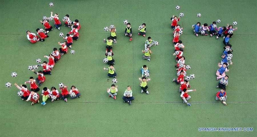 Imagen del 30 de diciembre de 2016 de niños sentándose para formar la figura del "2017" para saludar el próximo Año Nuevo, en un jardín de niños en la ciudad de Quanzhou, provincia de Fujian, en el sureste de China. (Xinhua/Zhang Jiuqiang)