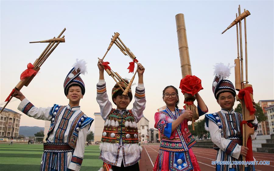 Imagen del 30 de diciembre de 2016 de estudiantes sosteniendo instrumentos musicales con la forma del "2017" para saludar el próximo Año Nuevo, en el condado autónomo Miao de Rongshui, en la Región Autónoma Zhuang de Guangxi, en el sur de China. (Xinhua/Long Tao)