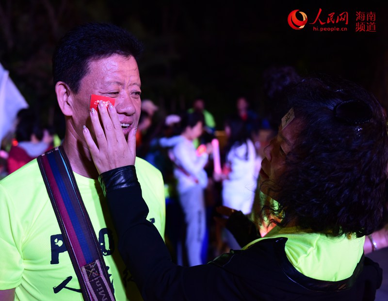 Pueblo en Línea convoca una excursión de 100 mil internautas en 40 ciudades para celebrar el Año Nuevo y su XX aniversario------la ciudad de Sanya,en la provincia de Hainan