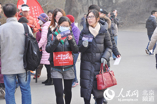 Pueblo en Línea convoca una excursión de 100 mil internautas en 40 ciudades para celebrar el Año Nuevo y su XX aniversario------la Universidad de Beijing, Beijing
