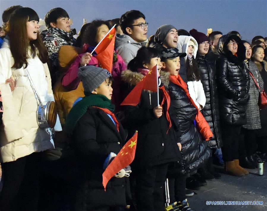 Personas participan durante la ceremonia de izamiento de la bandera nacional en la Plaza Tian'anmen en Beijing, capital de China, el 1 de enero de 2017. Más de 26,000 personas acudieron a la ceremonia para darle la bienvenida al Año Nuevo. (Xinhua/Zhang Chenlin)