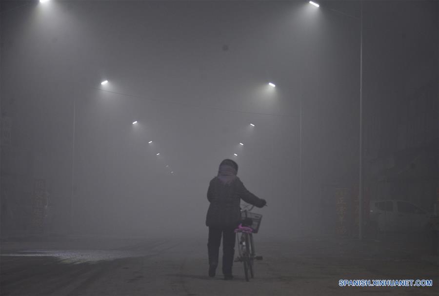 Tráfico en China es afectado por espesa neblina y esmog