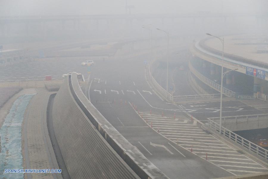 Grave niebla causa cierre de autopistas y afecta operación en aeropuertos en China