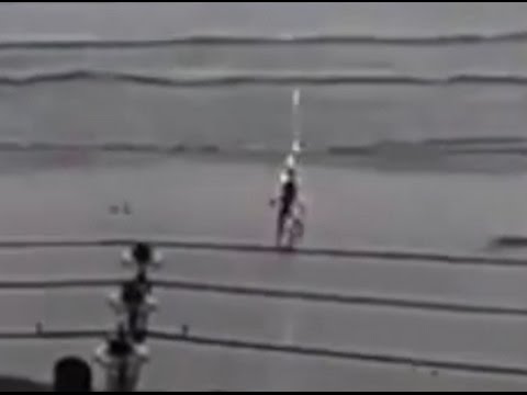 Un vídeo de Youtube muestra el momento exacto en el que un rayo cae sobre una persona