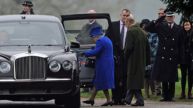 Isabel II reaparece en público tras 19 días ausente por un resfriado