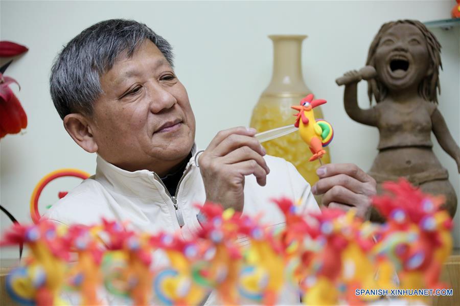 Artista tradicional Kan Zongqin elabora figuras de modelado con forma de gallos
