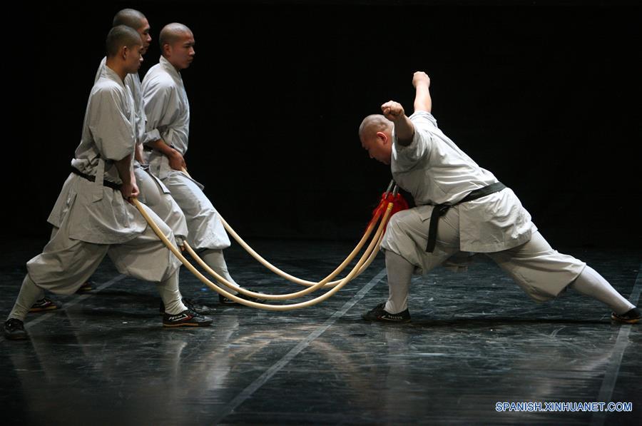 Monjes chinos realizan presentación de artes marciales Shaolin en Chipre